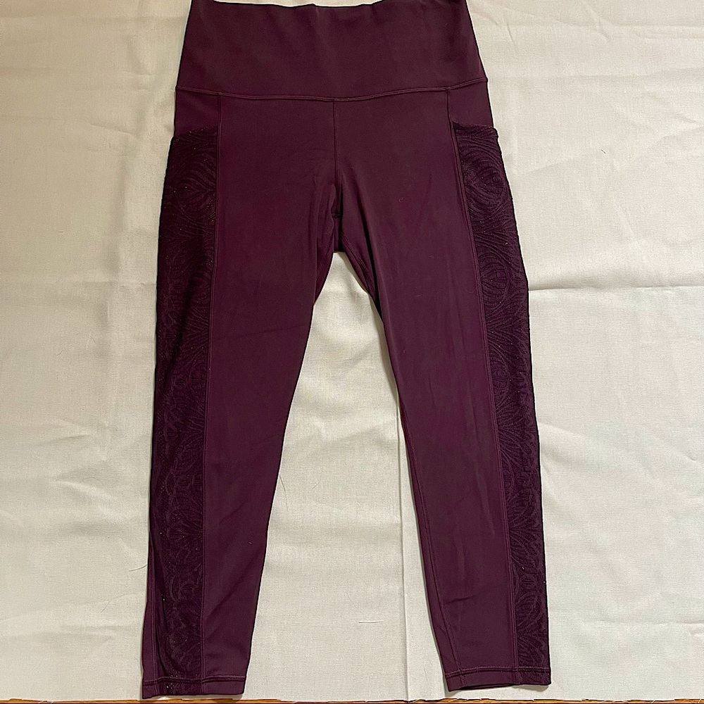 Women’s Athleta Salutation 7/8 lace tight